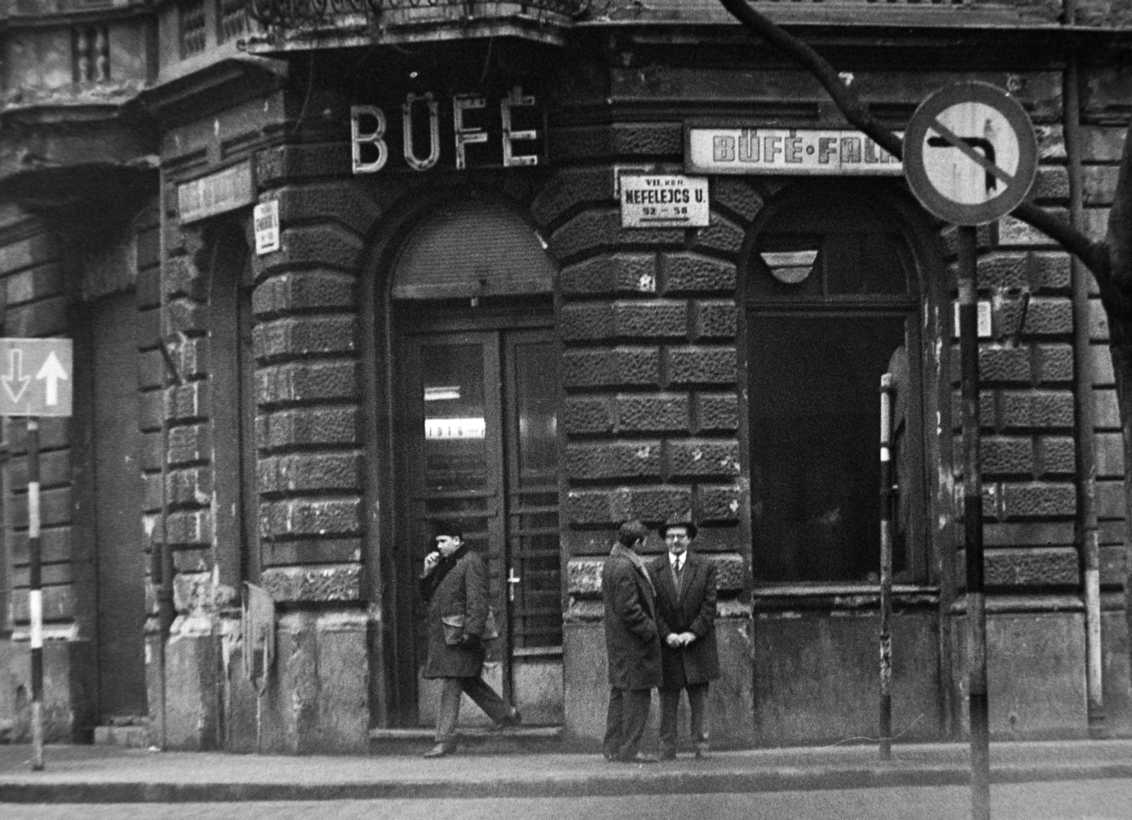 Magyarország, Budapest VII., Dembinszky utca - Nefelejcs utca sarok., 1970, Bojár Sándor, életkép, büfé, Budapest, neon felirat, Fortepan #195810