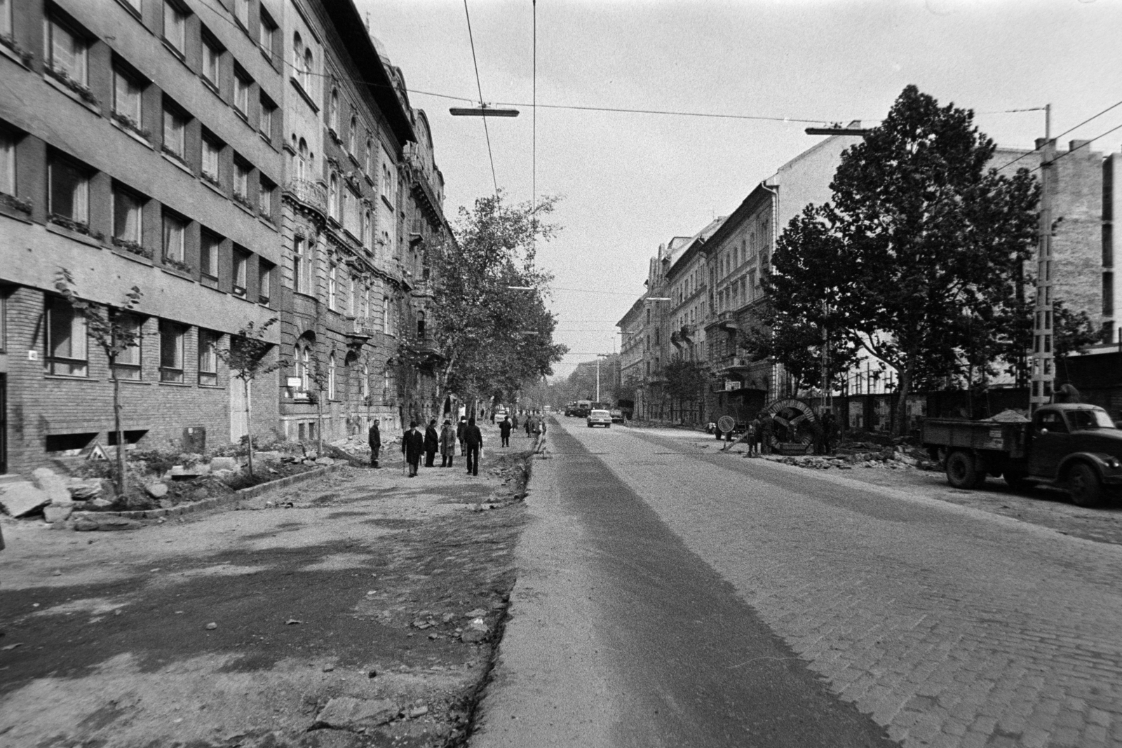 Hungary, Budapest VII., a Damjanich utca a Murányi utca felől a Városliget felé nézve., 1975, Bojár Sándor, Budapest, street repair, Fortepan #195811