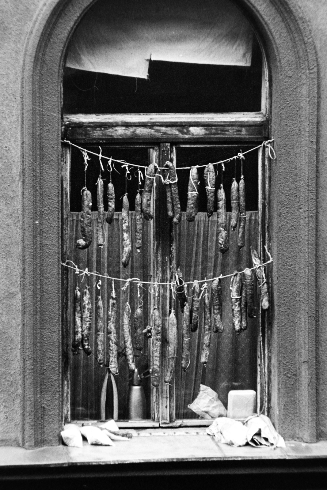 Hungary, Budapest, egy ház ablaka a főváros szívében., 1975, Bojár Sándor, Fortepan #195833