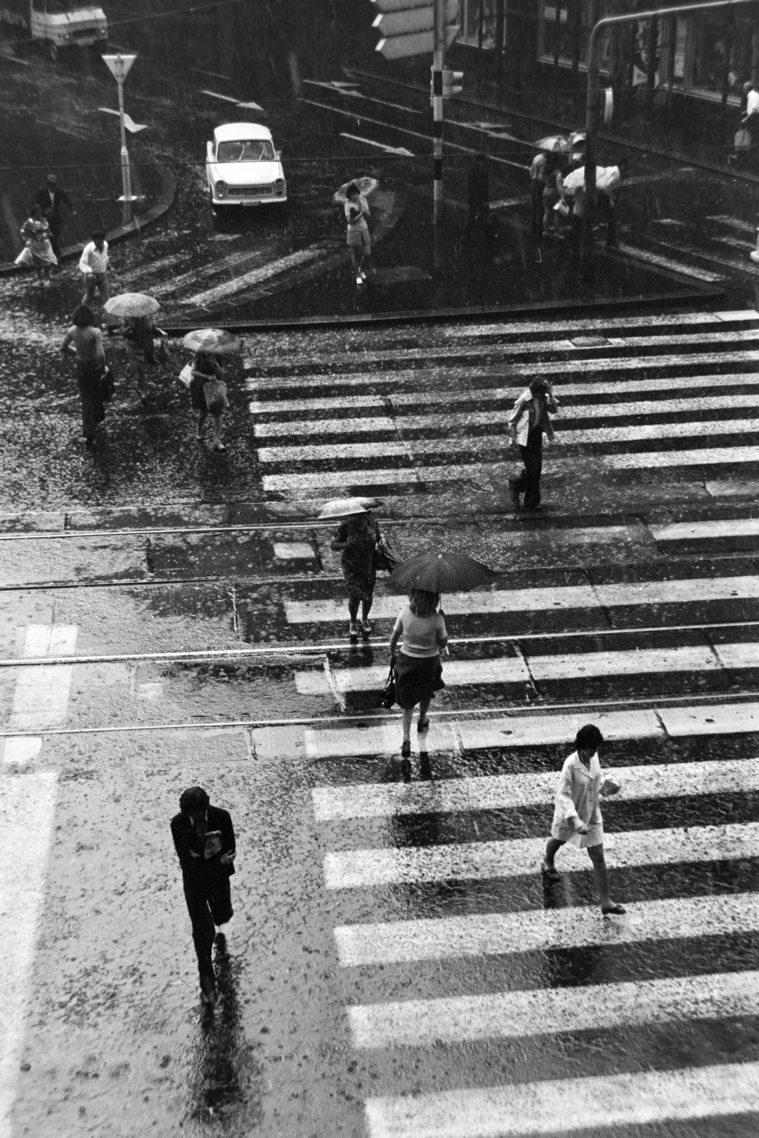 Hungary, Budapest VII., az Erzsébet (Lenin) körút és a Dohány utca kereszteződése a New York palotából nézve., 1975, Bojár Sándor, Budapest, rain, Fortepan #195835