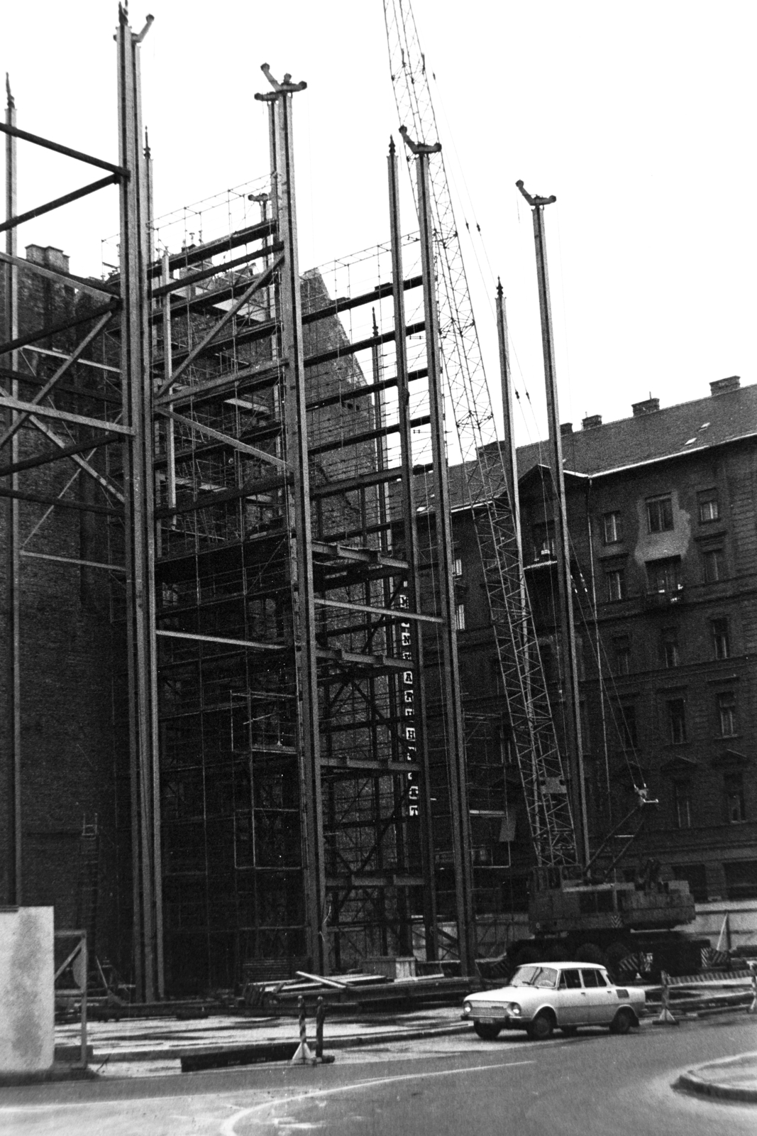 Hungary, Budapest VIII., Baross utca, az épülő BKV Forgalomirányító Központ, jobbra az építkezés során megnyitott névtelen utca az Üllői út felé., 1975, Bojár Sándor, Budapest, Fortepan #195839