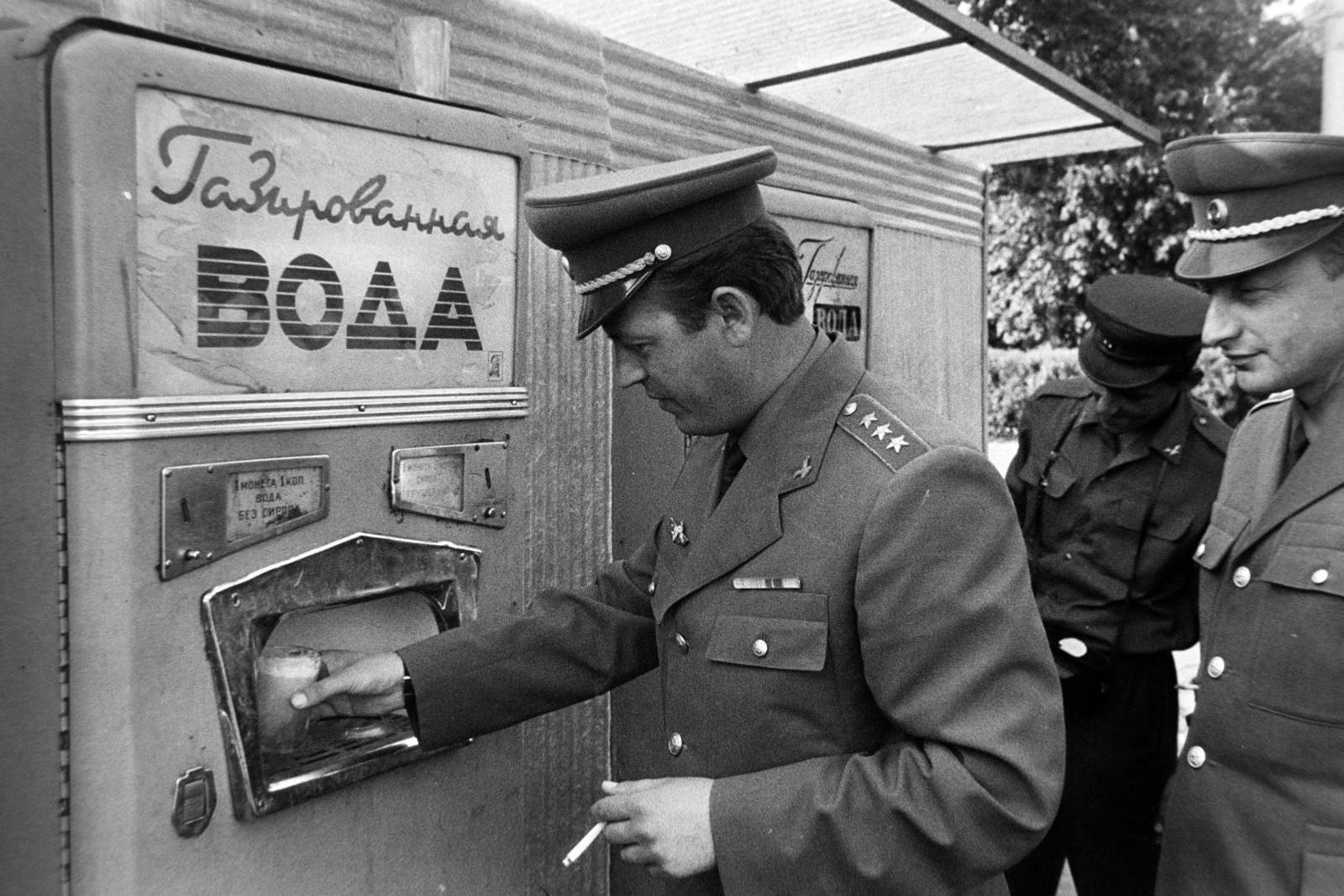 Russia, Moscow, a felvétel a Magyar Néphadsereg egyik, éleslövészeti gyakorlaton résztvett, légvédelmi alakulatának hazafelé utazása közben készült. Frissítő vásárlása városnézés közben., 1971, Bojár Sándor, Soviet Union, Cyrillic alphabet, Fortepan #195853