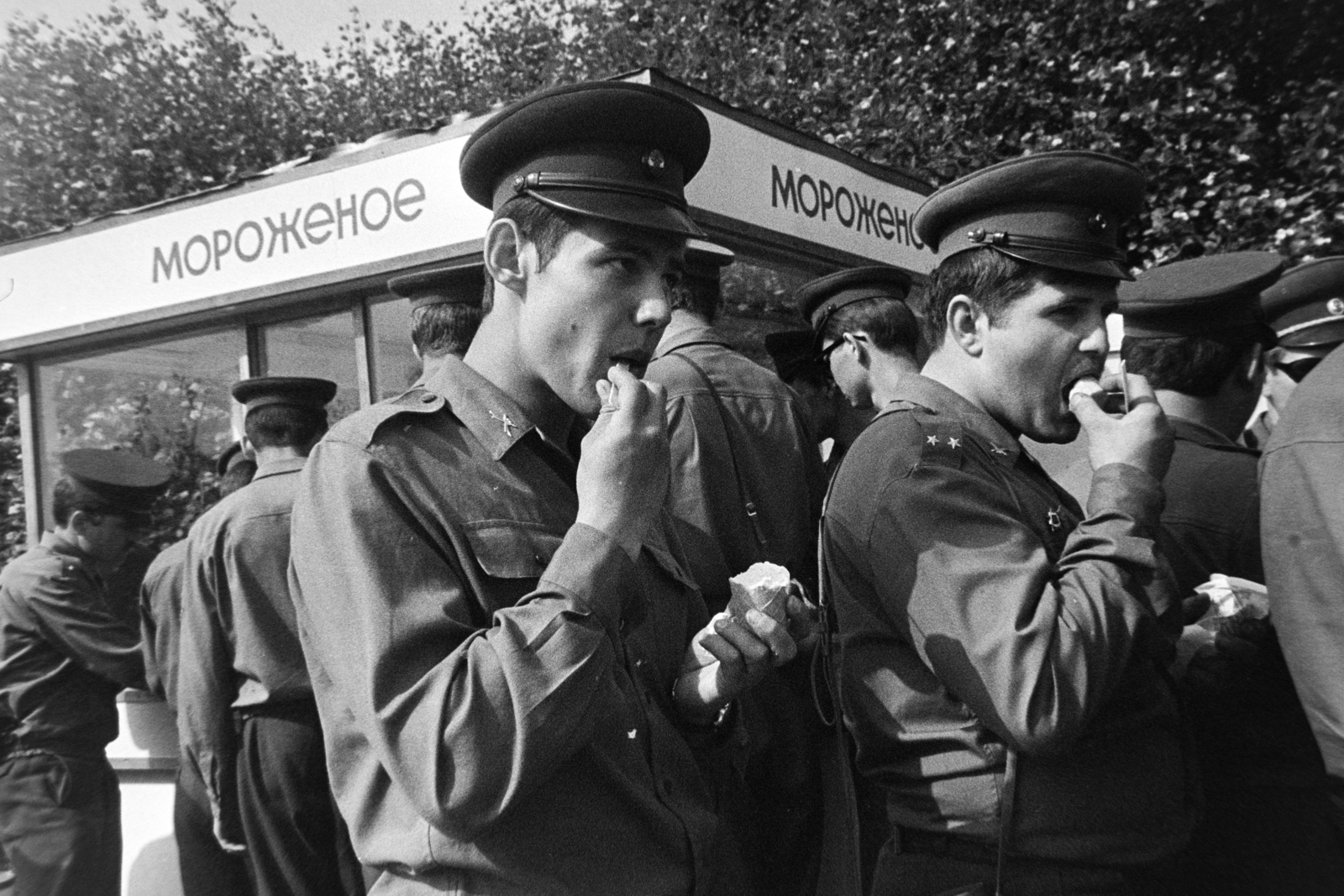 Russia, Moscow, a felvétel a Magyar Néphadsereg egyik, éleslövészeti gyakorlaton résztvett, légvédelmi alakulatának hazafelé utazása közben készült. Fagylalt vásárlása városnézés közben., 1971, Bojár Sándor, Soviet Union, Fortepan #195855