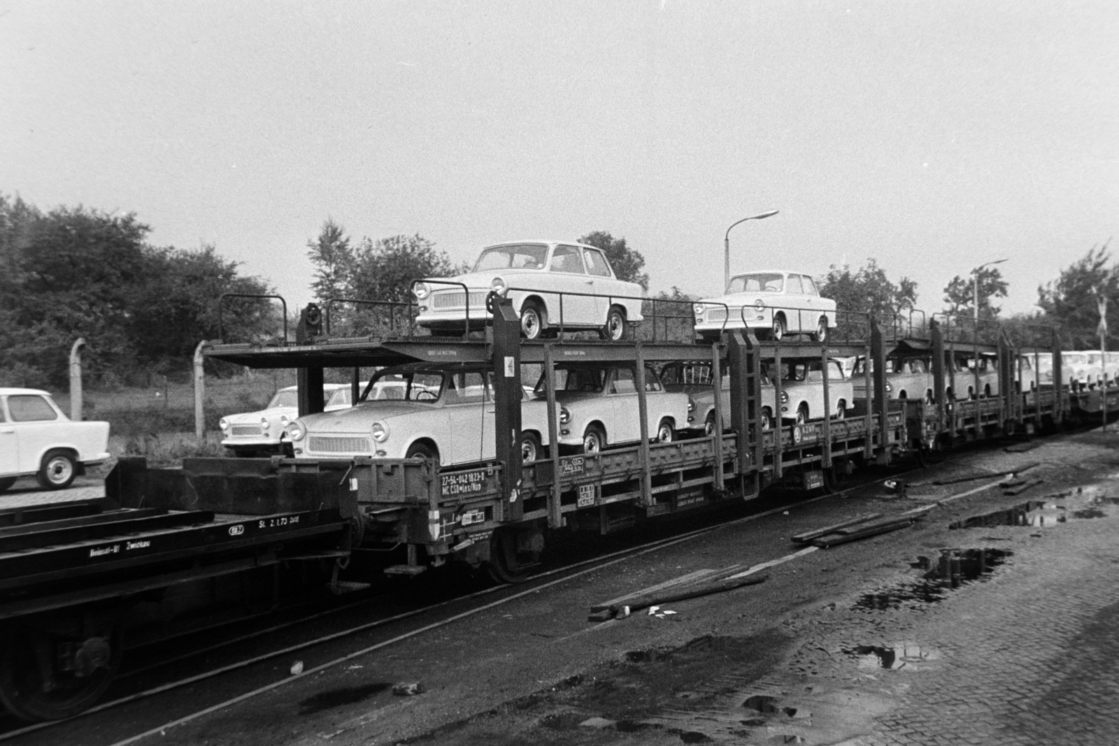 Németország, Zwickau, a vasúti szerelvényen a VEB Sachsenring Automobilwerke Zwickau -ban gyártott Trabant 601 típusú személygépkocsik., 1971, Bojár Sándor, Trabant 601, NDK, Fortepan #195868