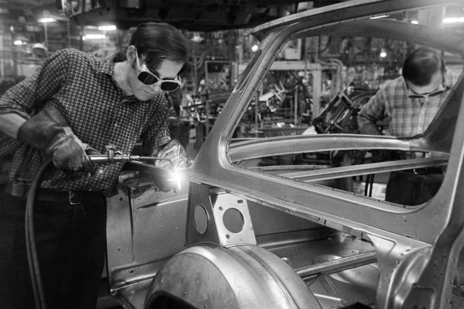 Germany, Zwickau, VEB Sachsenring Automobilwerke Zwickau, Trabant 601 tipusú személygépkocsik gyártósora, karosszéria hegesztése., 1971, Bojár Sándor, GDR, Fortepan #195872