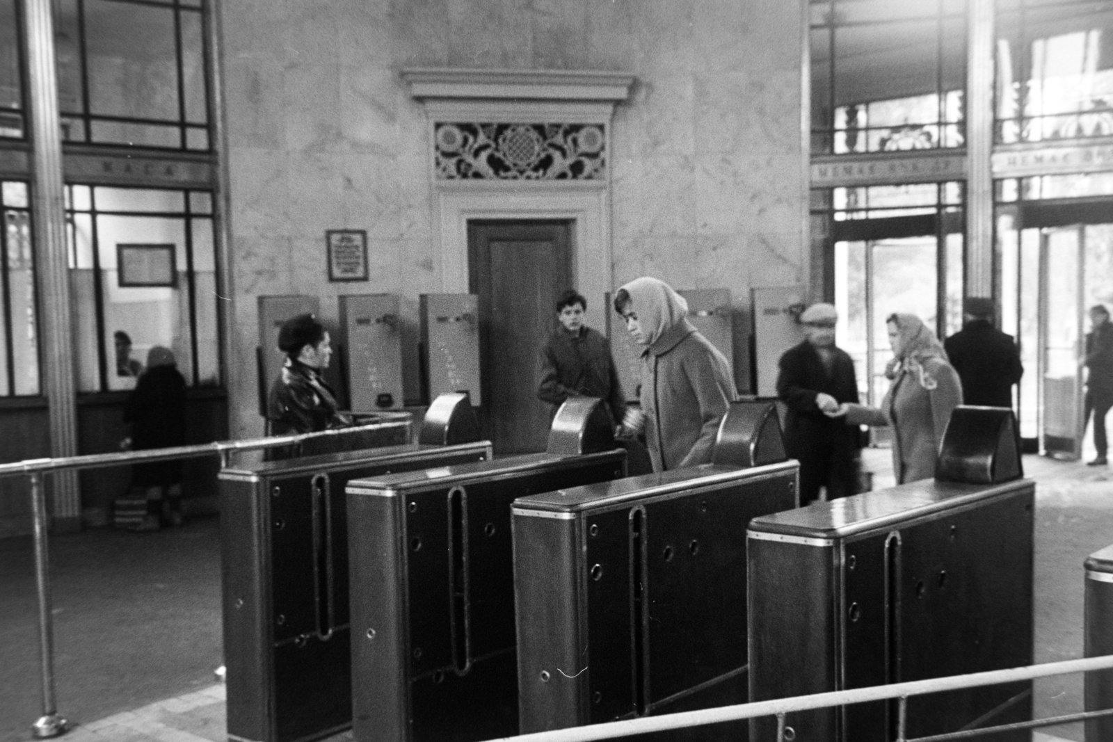 Ukrajna, Kijev, Tarasz Sevcsenko sugárút, az Universzitet metróállomás utascsarnoka., 1971, Bojár Sándor, tömegközlekedés, Fortepan #195875