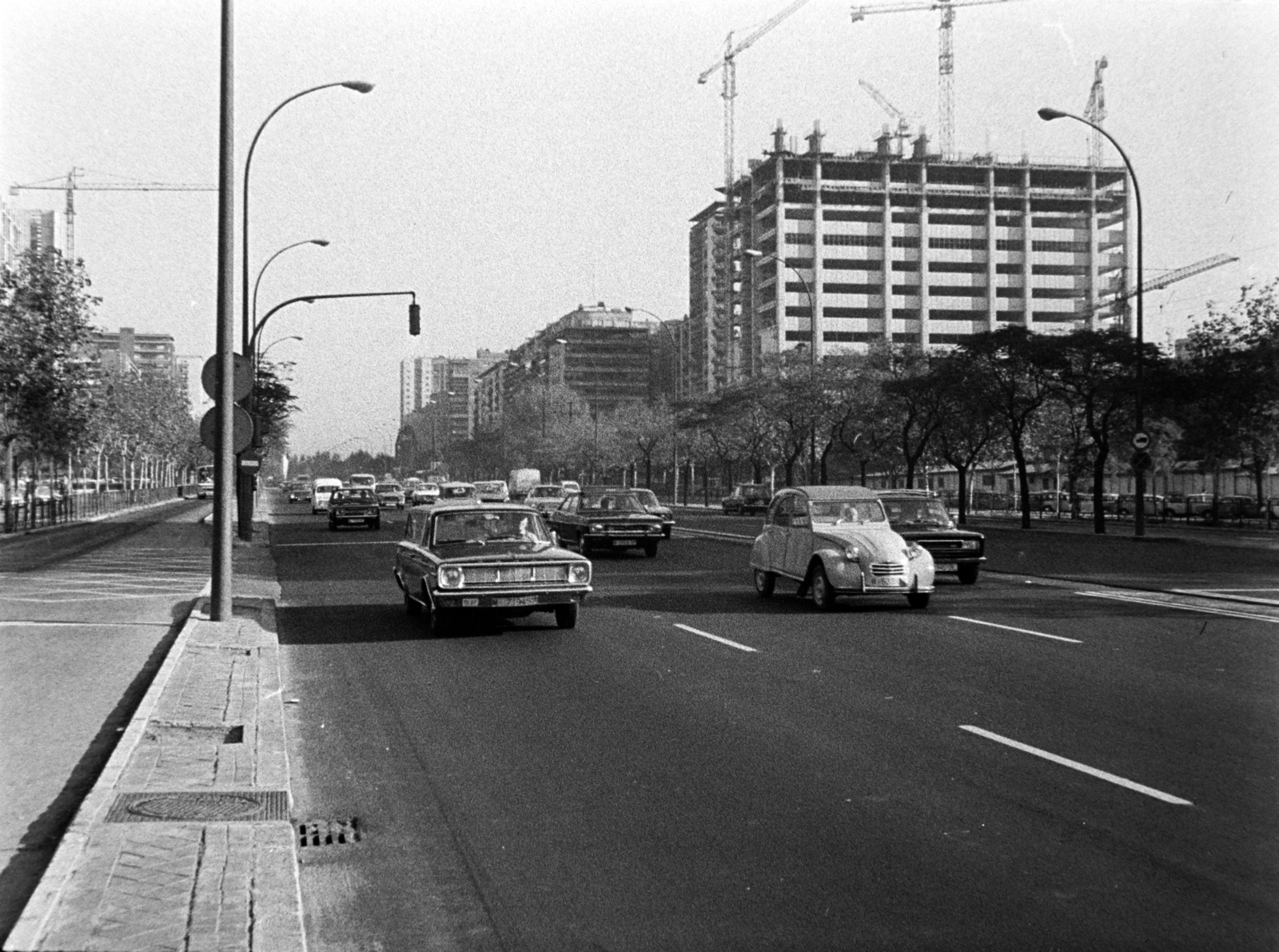 Spanyolország, Madrid, Paseo de la Castellana (Avenida del Generalisimo) a Calle de San Germántól a Plaza de Cuzco felé nézve, szemben a spanyol közigazgatási és pénzügyminisztérium épülő épülete., 1973, Bojár Sándor, Fortepan #195880