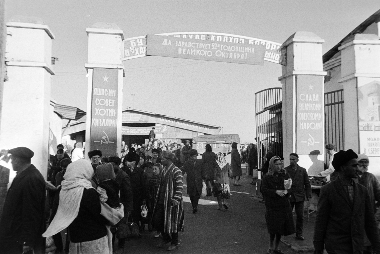 Uzbekistan, Bukhara, Xo'ja Nurobod (Kommunarov) utca, termelőszövetkezeti piac a Kalon mecsettel szemben., 1969, Bojár Sándor, Soviet Union, Fortepan #195899