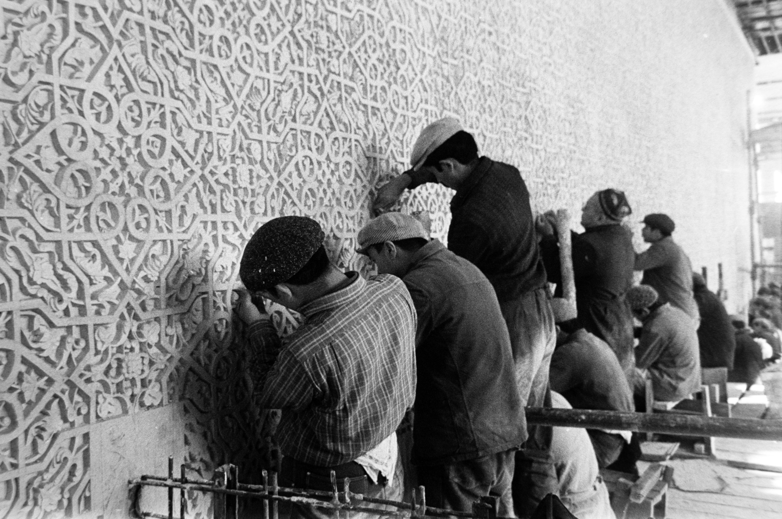 Uzbekistan, Tashkent, a Lenin Múzeum (később Üzbég Történeti Múzeum) alabástromfalának faragása., 1969, Bojár Sándor, Soviet Union, Fortepan #195915