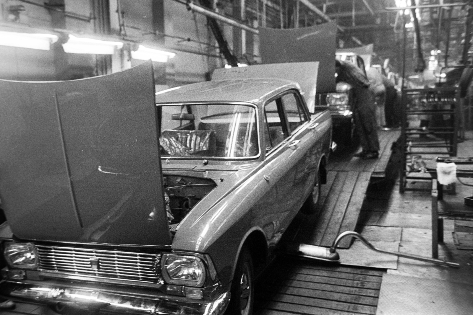 Russia, Moscow, Lenini Komszomol Autógyár (Avtomobilnüj Zavod imennyi Leninszkogo Komszomola / AZLK), Moszkvics tipusú személygépkocsik gyártása., 1971, Bojár Sándor, Moskvitch-brand, Fortepan #195919