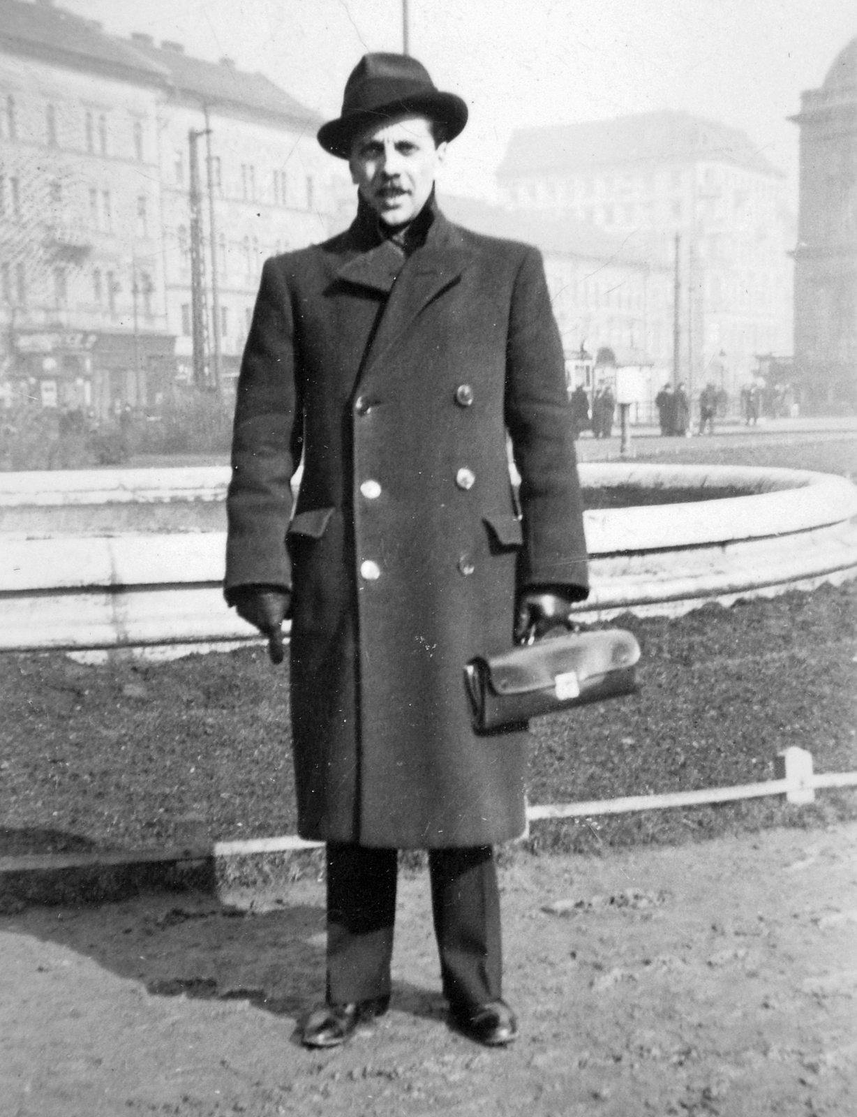 Hungary, Budapest VIII., Baross tér a Keleti pályaudvar előtt. A háttérben a Thököly út torkolata., 1940, Fortepan, hat, moustache, Budapest, double-breasted coat, Fortepan #19592