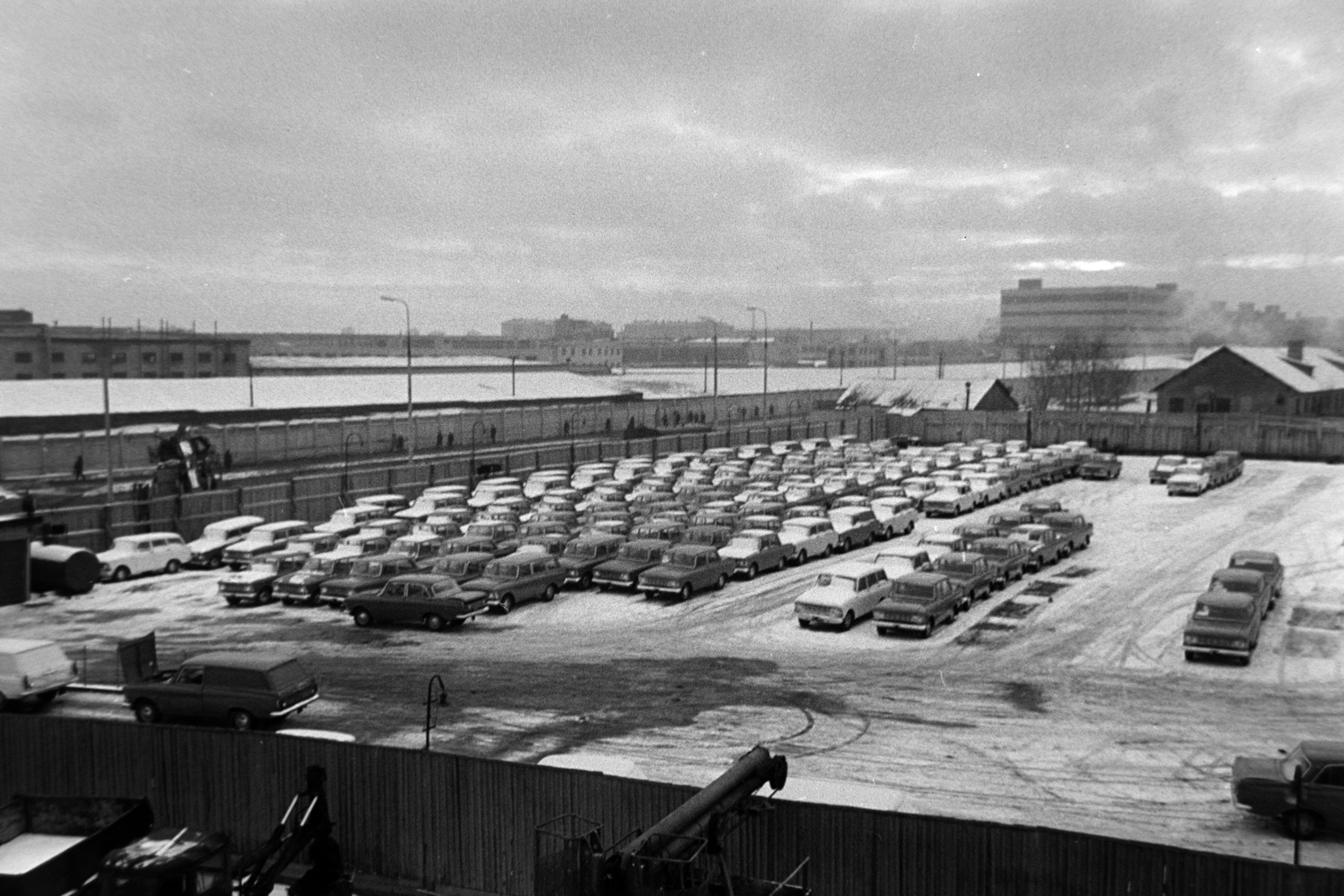 Russia, Moscow, a Lenini Komszomol Autógyár (Avtomobilnüj Zavod imennyi Leninszkogo Komszomola / AZLK) udvara, Moszkvics tipusú személygépkocsik., 1971, Bojár Sándor, Moskvitch-brand, Fortepan #195922
