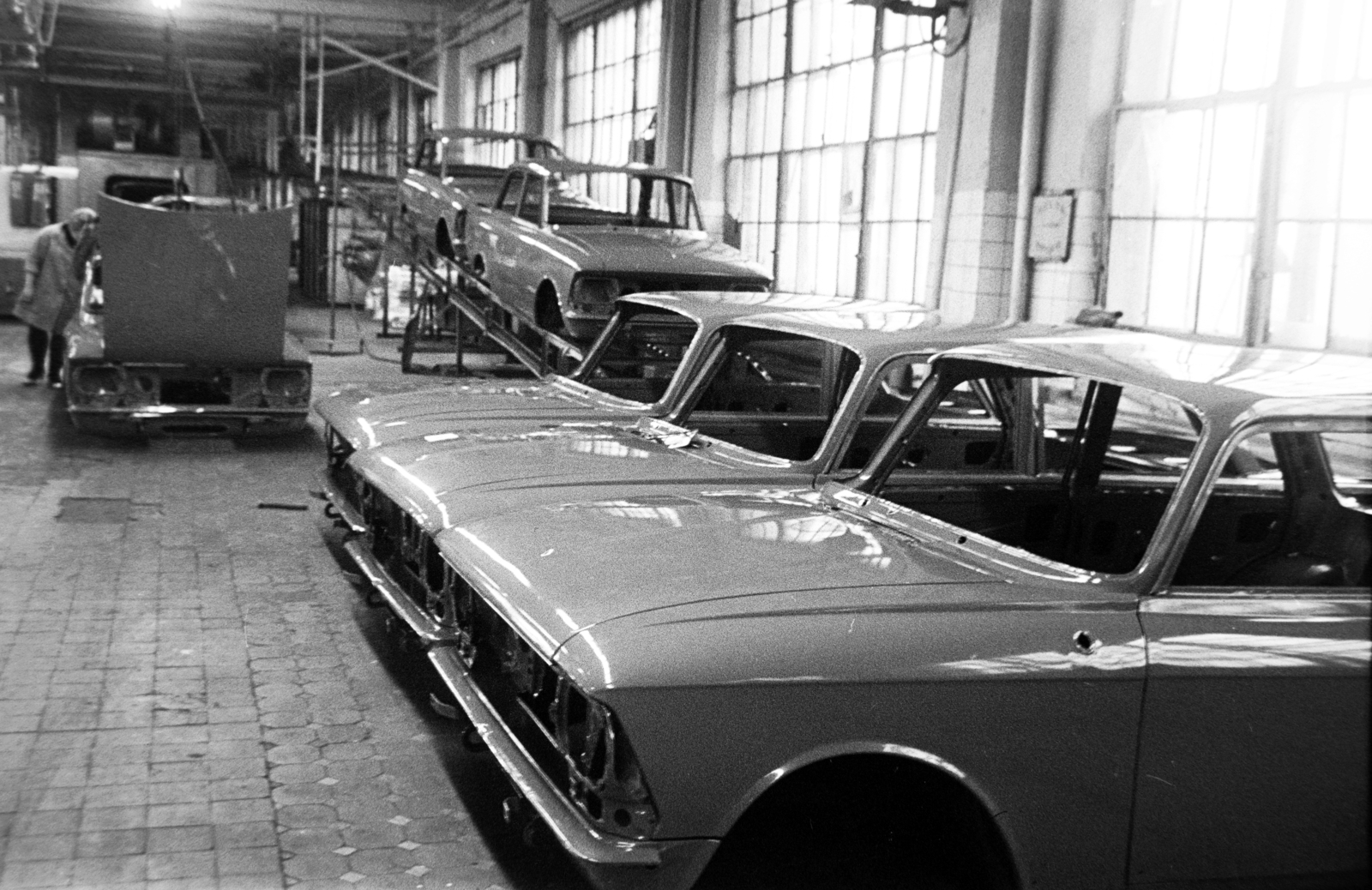 Russia, Moscow, Lenini Komszomol Autógyár (Avtomobilnüj Zavod imennyi Leninszkogo Komszomola / AZLK), Moszkvics tipusú személygépkocsik gyártása., 1971, Bojár Sándor, Moskvitch-brand, Fortepan #195927