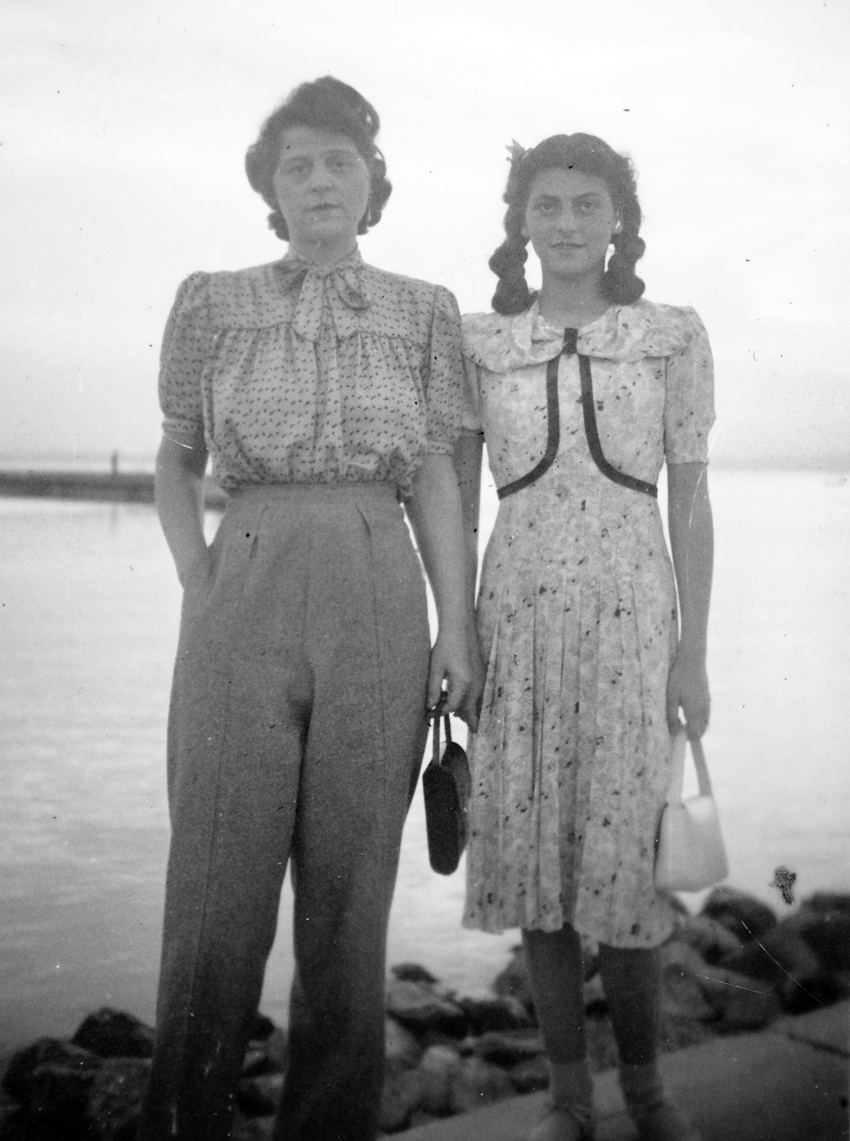 Hungary,Lake Balaton, Siófok, móló., 1938, Rothman család, girl, hands in pockets, handbag, mother, Fortepan #19593