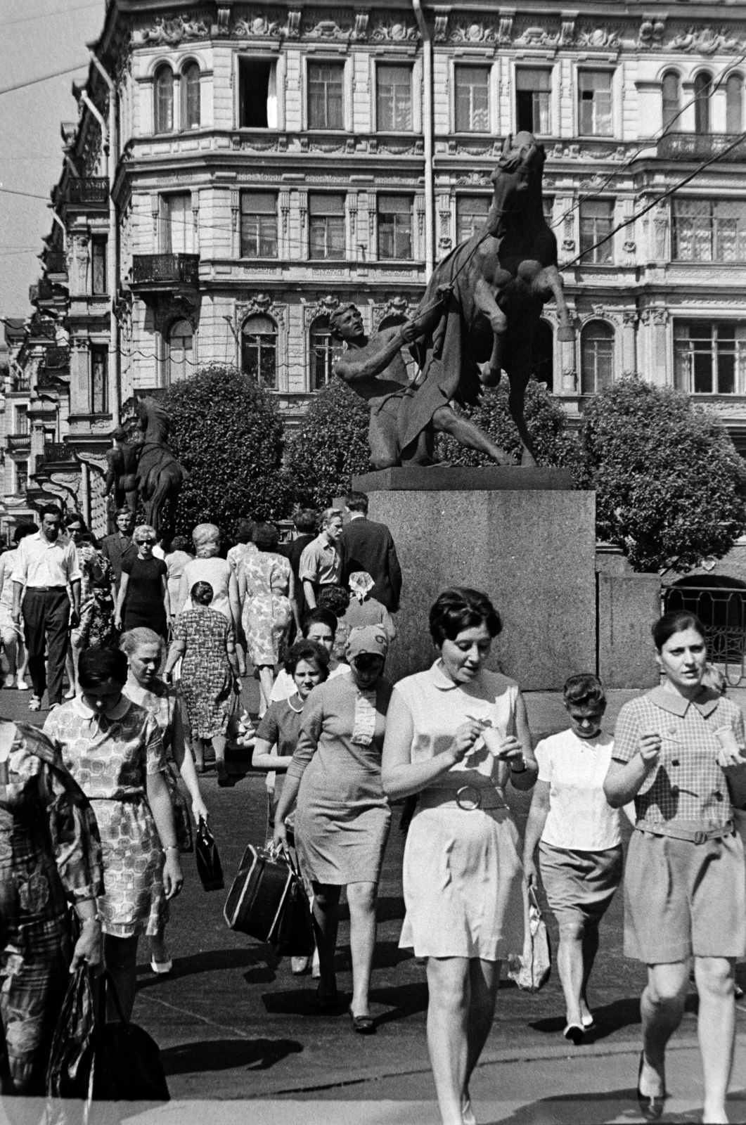 Russia, Saint Petersburg, (Leningrád), Nyevszkij sugárút, Anyicskov híd., 1969, Bojár Sándor, Soviet Union, Fortepan #195932