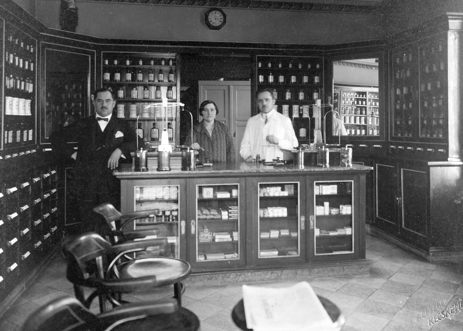 Hungary, patikabelső az 1930-as évek közepéről., 1936, Fortepan, watch, tableau, pharmacy, interior, chair, interior of a pharmacy, shop interior, Fortepan #19598