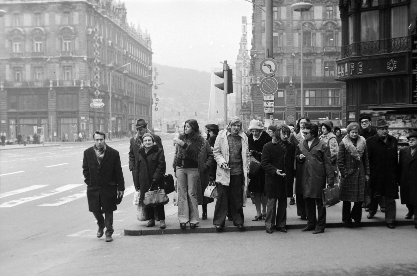 Hungary, Budapest V., Ferenciek tere (Felszabadulás tér) a Petőfi Sándor utca sarok felől az Erzsébet híd felé nézve. Jobbra a Jégbüfé., 1973, Bogyó Virág, Budapest, pedestrian, Fortepan #196001