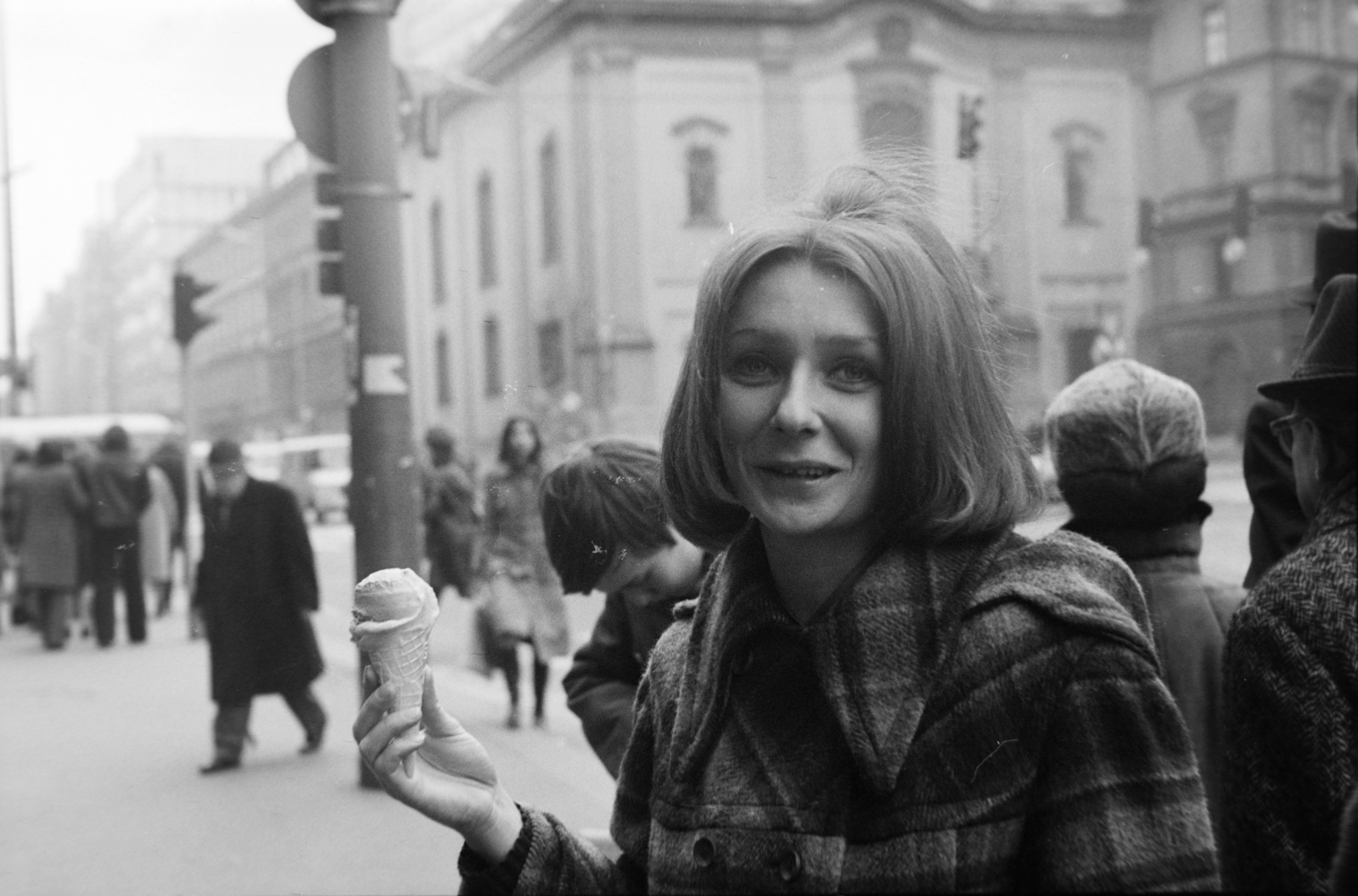 Magyarország, Budapest V., Ferenciek tere (Felszabadulás tér) a Kossuth Lajos utca a felé nézve, háttérben jobbra a Belvárosi Ferences templom., 1973, Bogyó Virág, Budapest, fagylalt, nő, Fortepan #196002