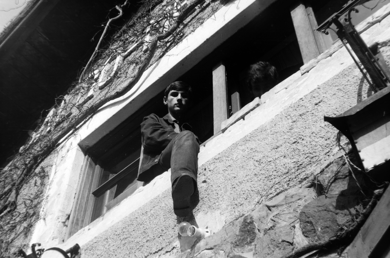 Hungary, Salgótarján, Salgó menedékház (később Dornyay Turistaház)., 1965, Bogyó Virág, sitting on a windowsill, Fortepan #196005
