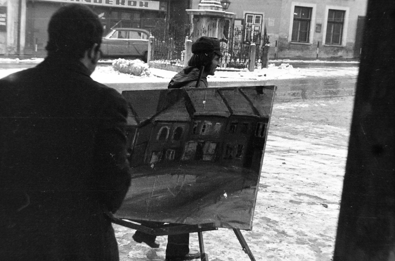 Hungary, Szentendre, Fő (Marx) tér, a Szerb (kalmár) kereszt talapzata mögött balra a Maláty ház., 1973, Bogyó Virág, Fortepan #196018