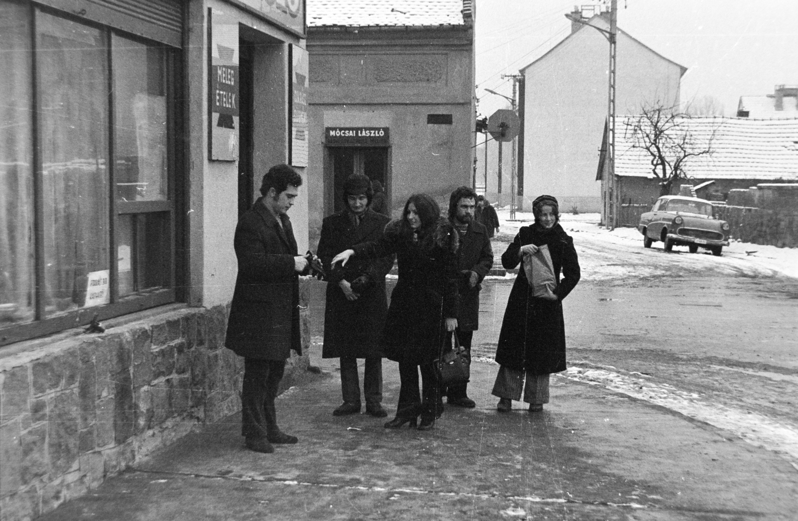 Magyarország, Szentendre, társaság a Betérő vendéglő előtt, szemben a Kossuth Lajos utca - Bolgár utca sarok., 1973, Bogyó Virág, Fortepan #196020