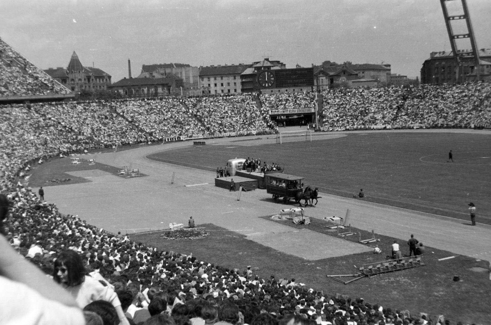 Magyarország, Népstadion, Budapest XIV., az "Athéntól Tokióig, avagy a 13+1" című műsor a Színészek-Újságírók Rangadó (SZÚR) előtt 1964. május 24-én., 1964, Bogyó Virág, Budapest, Fortepan #196032