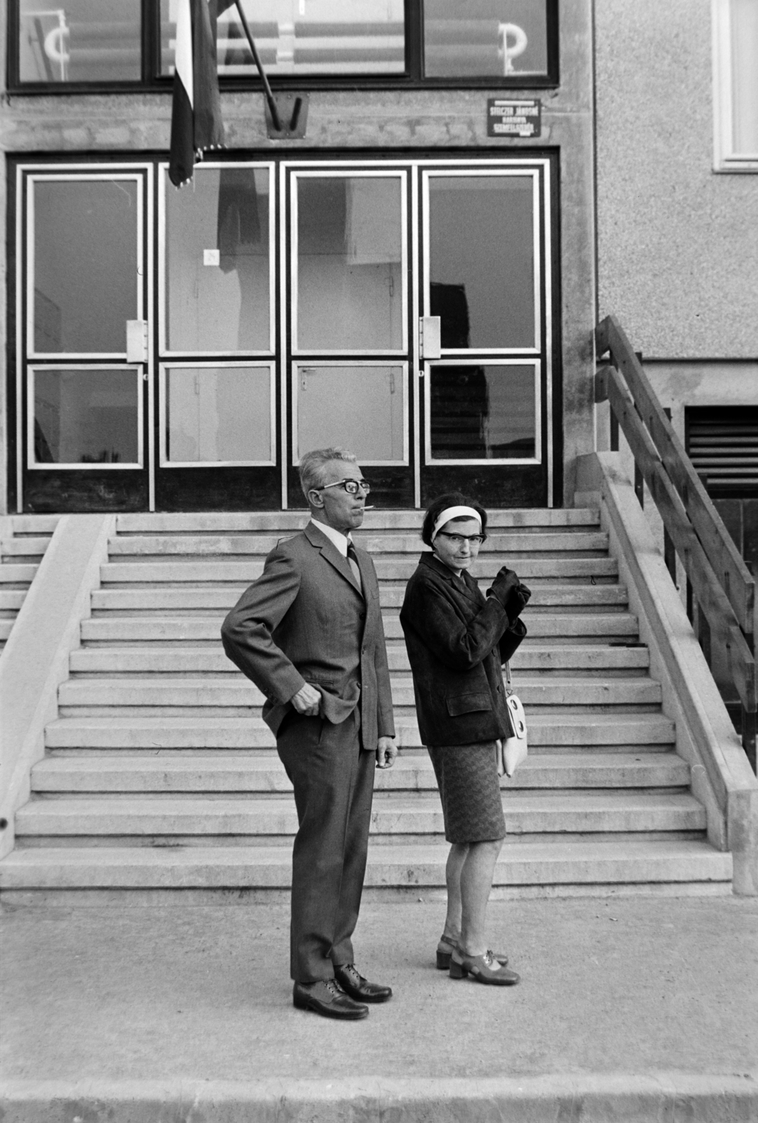 Magyarország, Székesfehérvár, Velinszky László lakótelep, a Rákóczi utca 24. számú panelház bejárata., 1974, Bogyó Virág, Fortepan #196040