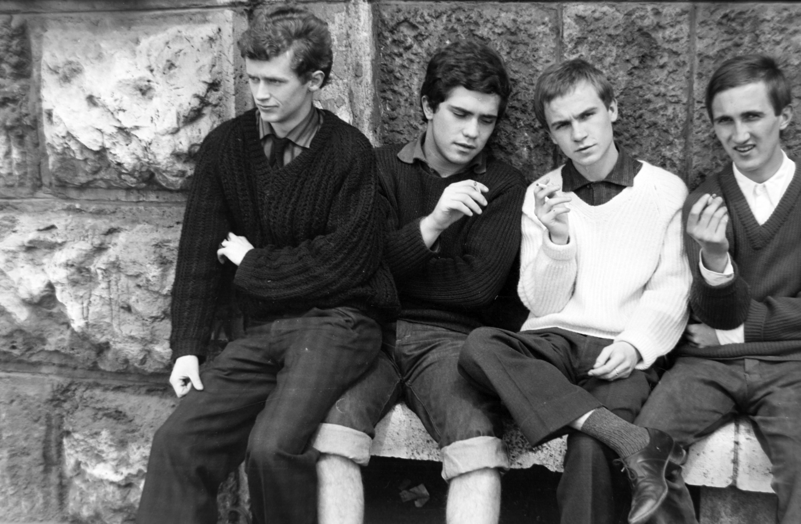 Hungary, Budapest IX., a pesti alsó rakpart a Szabadság híd közelében a Matróz csárda mellett., 1965, Bogyó Virág, Budapest, smoking, teddy boy, Fortepan #196044