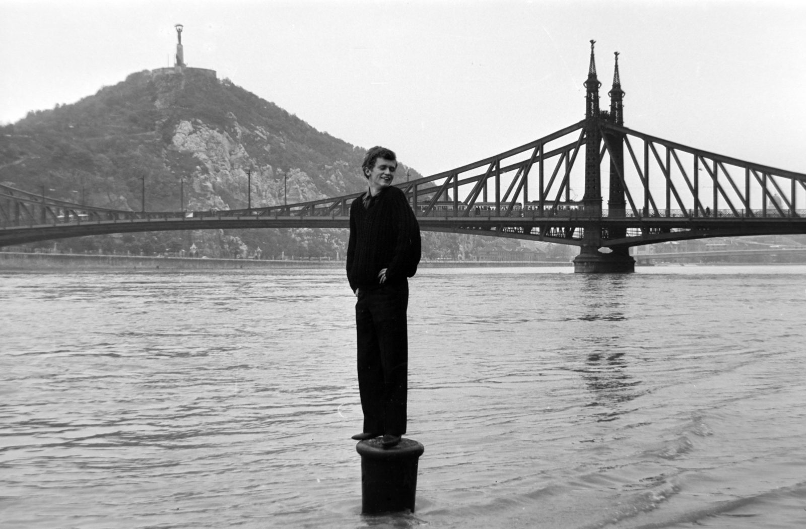 Hungary, Budapest IX., a pesti alsó rakpart a Matróz csárda közelében, háttérben a Szabadság híd és a Gellért-hegy., 1965, Bogyó Virág, Budapest, flood, mooring bollard, Fortepan #196045