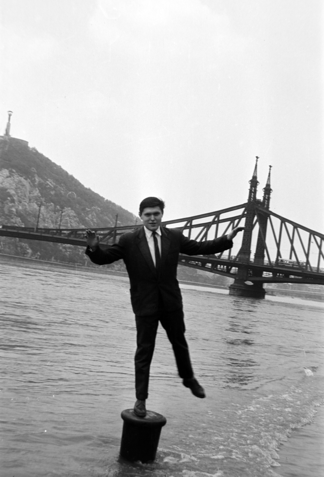 Hungary, Budapest IX., a pesti alsó rakpart a Matróz csárda közelében, háttérben a Szabadság híd és a Gellért-hegy., 1965, Bogyó Virág, Budapest, feat, flood, mooring bollard, Fortepan #196046