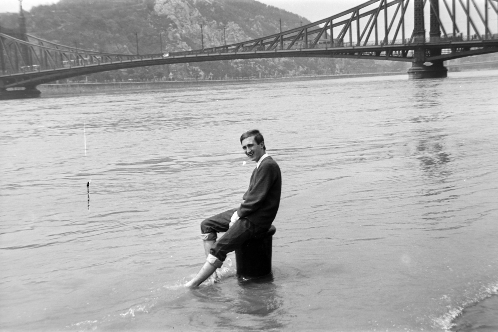 Hungary, Budapest IX., a pesti alsó rakpart a Matróz csárda közelében, háttérben a Szabadság híd és a Gellért-hegy., 1965, Bogyó Virág, Budapest, flood, mooring bollard, Fortepan #196047