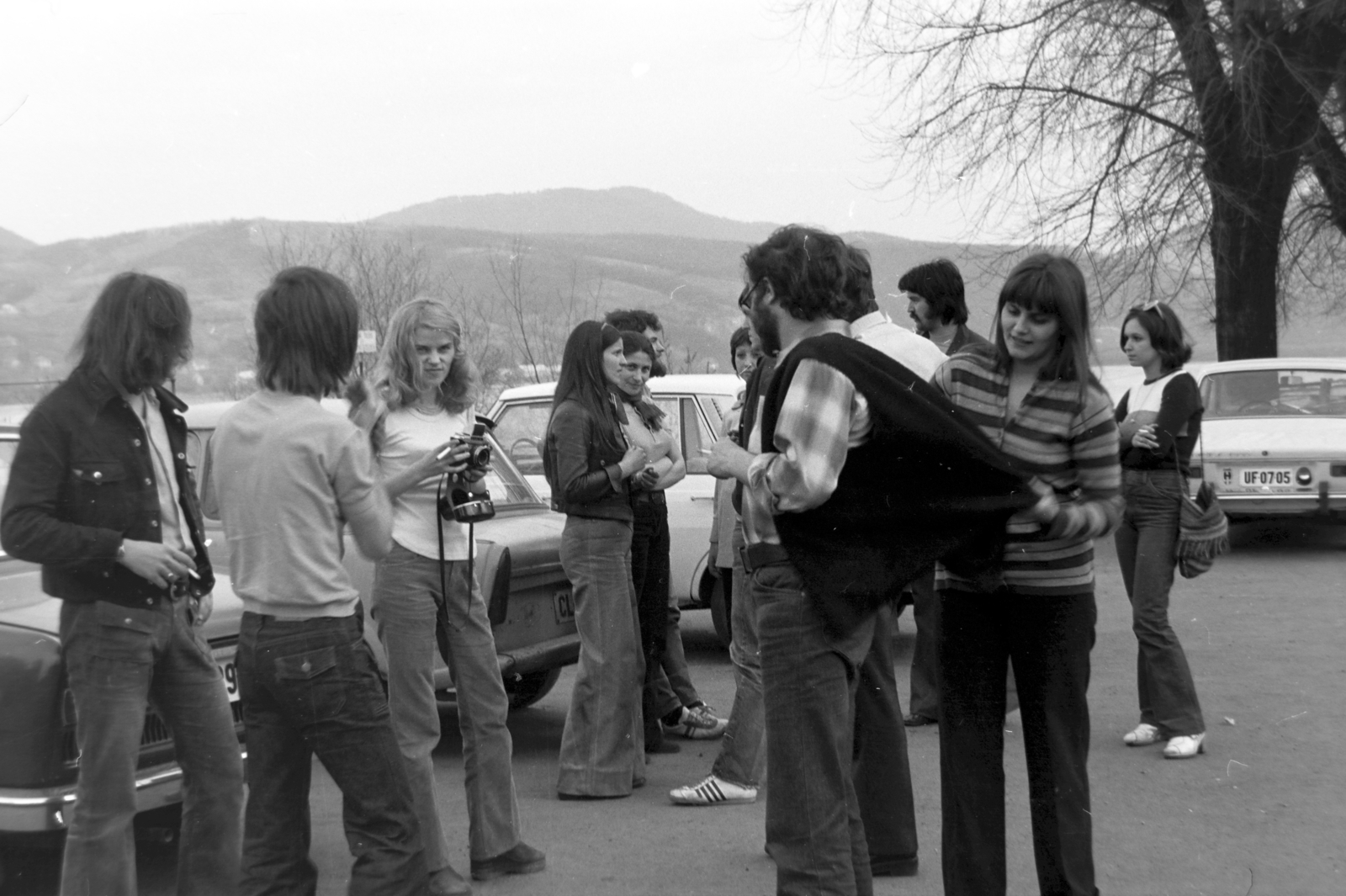 Magyarország,Dunakanyar, Nagymaros, a felvétel a hajóállomásnál lévő parkolóban készült., 1974, Bogyó Virág, Fortepan #196053