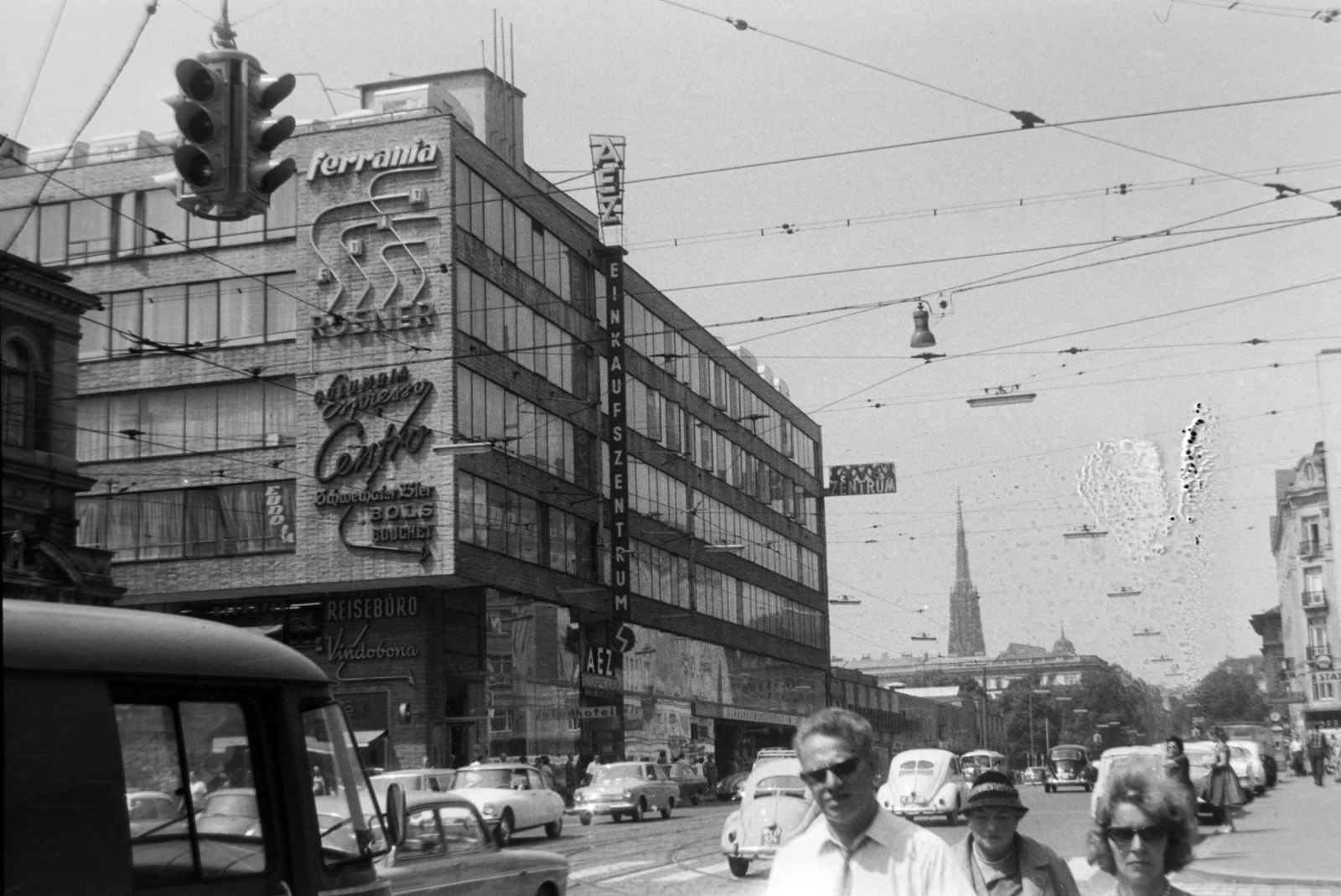 Ausztria, Bécs, a Landstrasser Hauptstrasse az Invalidenstrasse keresztetődésétől nézve, a távpéban a Stephansdom / Szent István-székesegyház tornya., 1974, Bogyó Virág, Fortepan #196058