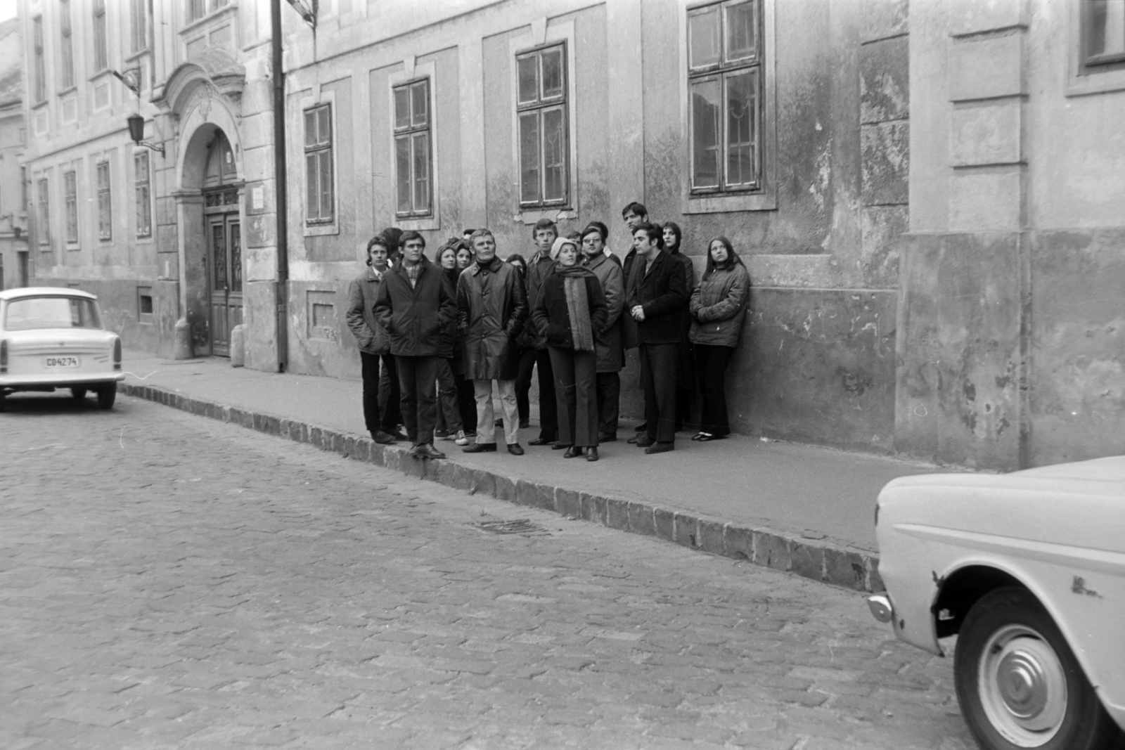 Hungary, Veszprém, a felvétel Vár (Tolbuhin) utca 29., a Dubniczay-palota előtt készült., 1970, Bogyó Virág, Fortepan #196062