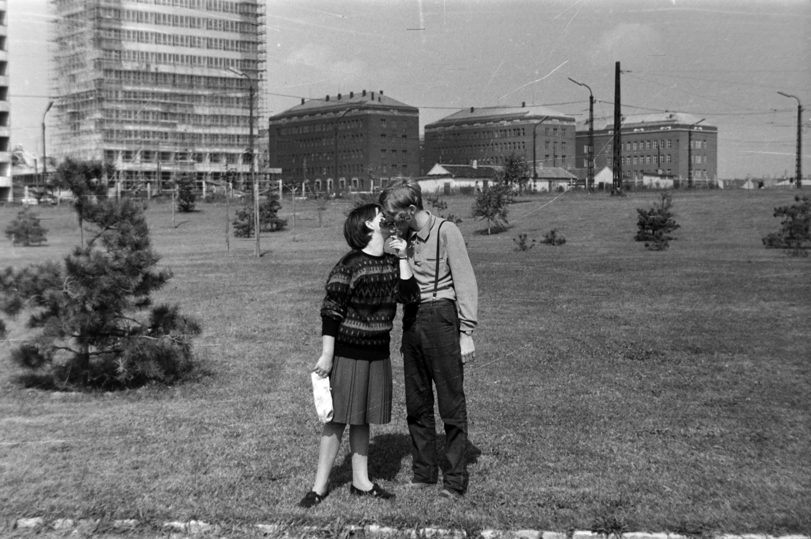 Hungary, Budapest XI., Goldmann György tér a Petőfi híd budai hídfőjénél, szemben a Budapesti Műszaki Egyetem (később Budapesti Műszaki és Gazdaságtudományi Egyetem) épületei., 1965, Bogyó Virág, kiss, Budapest, Budapest University of Technology, suspenders, Fortepan #196071