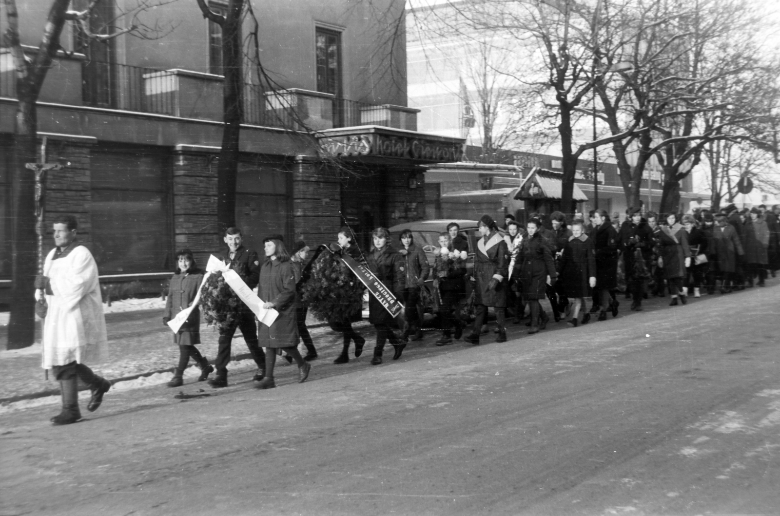 Lengyelország, Zakopane, ulica Tadeusza Kościuszki., 1971, Bogyó Virág, feszület, temetés, koszorú, Fortepan #196081