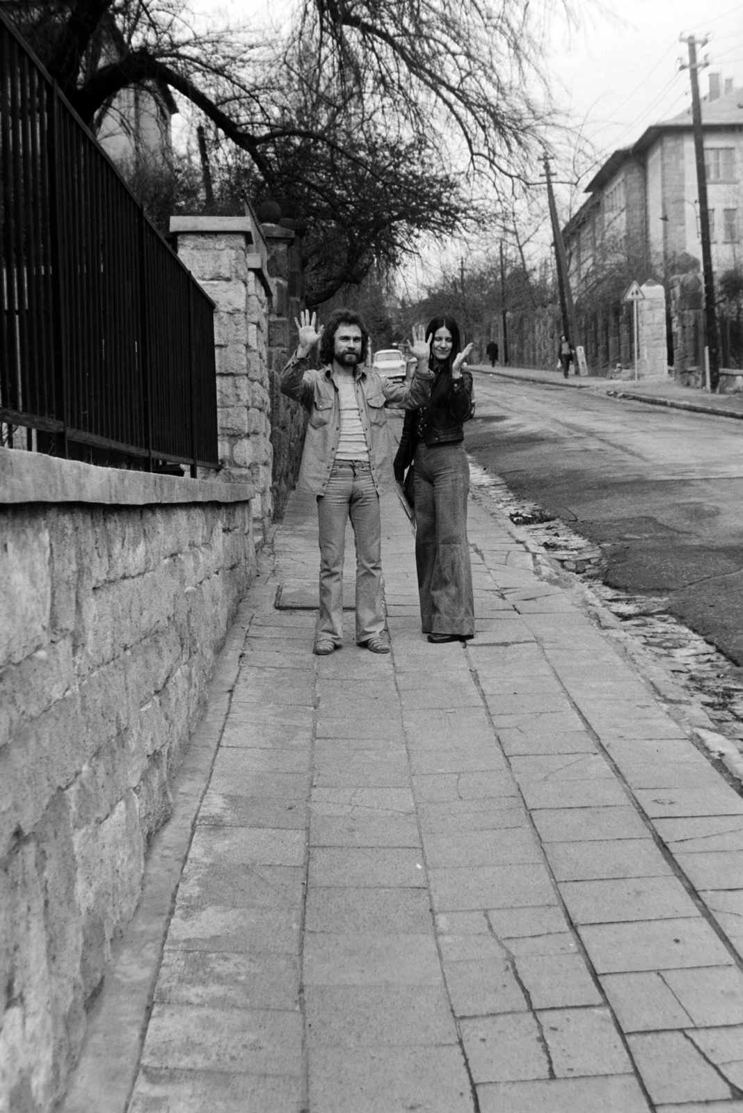 Magyarország, Budapest II., Lorántffy Zsuzsanna utca, jobbra a Móricz Zsigmond Gimnázium (később Baár-Madas Református Gimnázium, Általános Iskola és Diákotthon)., 1978, Bogyó Virág, Budapest, Medgyaszay István-terv, Fortepan #196085