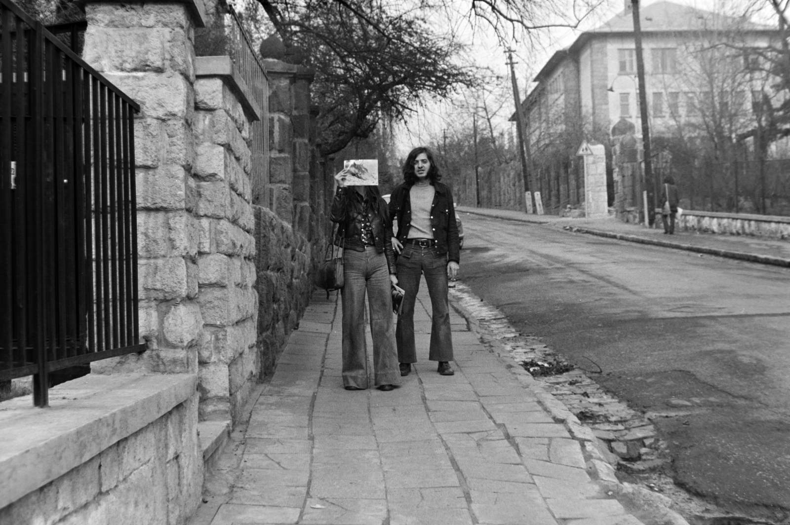 Hungary, Budapest II., Lorántffy Zsuzsanna utca, jobbra a Móricz Zsigmond Gimnázium (később Baár-Madas Református Gimnázium, Általános Iskola és Diákotthon)., 1978, Bogyó Virág, Budapest, István Medgyaszay-design, Fortepan #196086