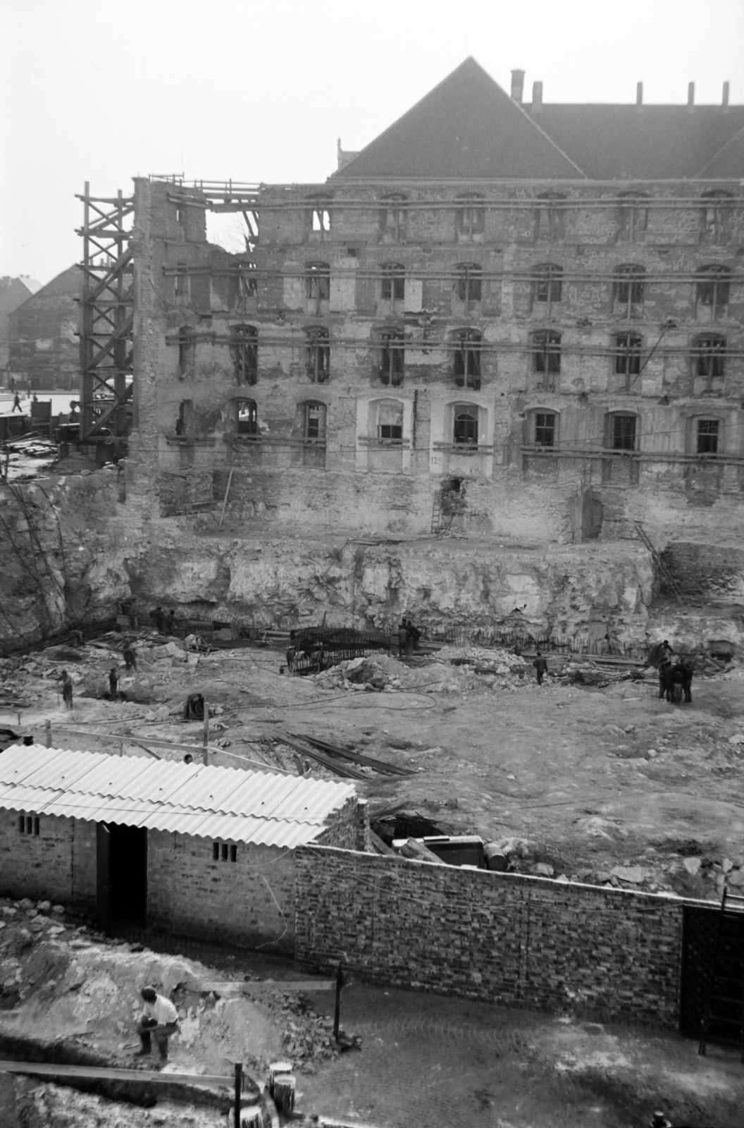 Magyarország, budai Vár, Budapest I., a Hilton szálló építkezése az egykori egykori jezsuita kollégium helyén., 1974, Bogyó Virág, Budapest, Fortepan #196098