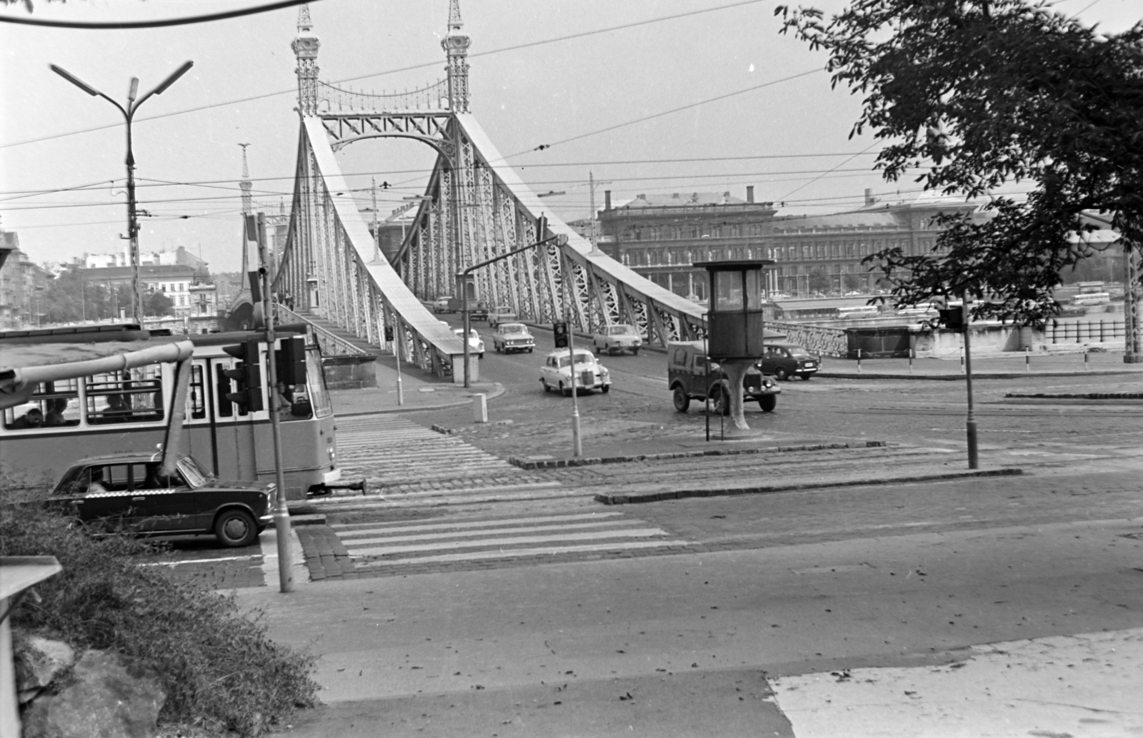 Magyarország, Budapest XI.,Budapest V.,Budapest IX., Szent Gellért tér, Szabadság híd budai hídfő. A túlparton a Fővám (Dimitrov) tér és jobbra a Marx Károly Közgazdaságtudományi Egyetem (később Corvinus Egyetem) épülete., 1974, Bogyó Virág, Budapest, Fortepan #196104