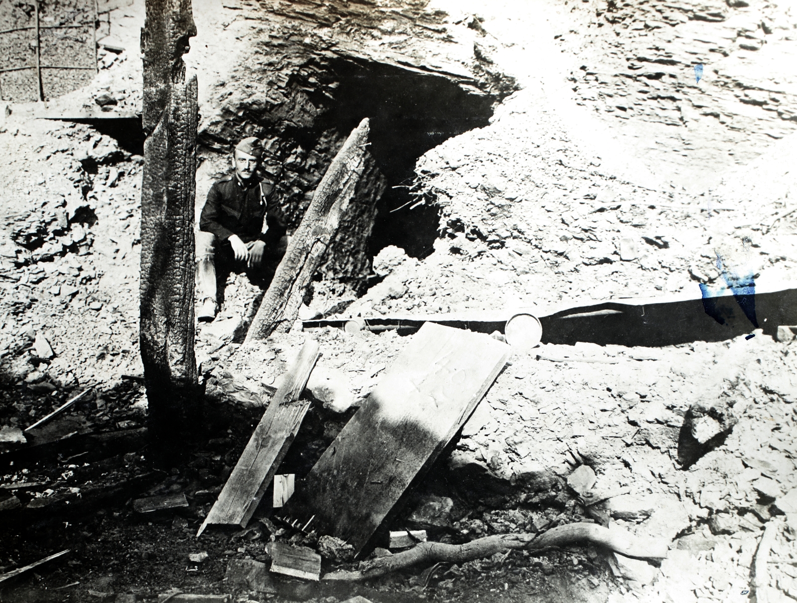 a felvétel az első világháború alatt egy fedezék előtt készült., 1917, Bogyó Virág, katona, első világháború, Fortepan #196118