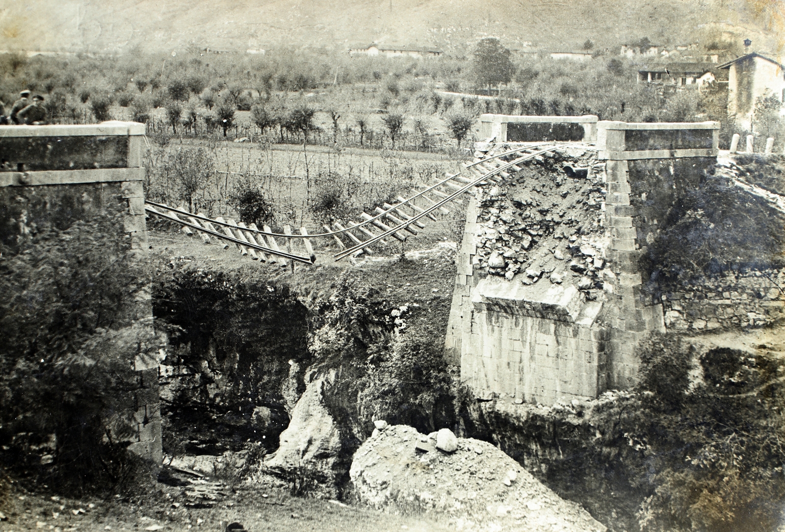 Italy, San Pietro al Natisone, a visszavonuló olasz csapatok által felrobbantott vasúti híd., 1917, Bogyó Virág, war damage, rails, Fortepan #196120