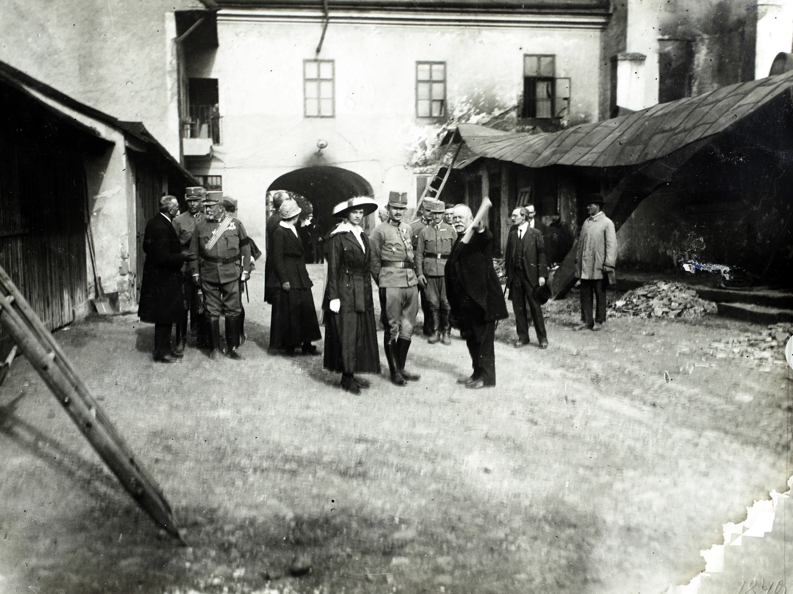 Hungary, Gyöngyös, IV. Károly király, Zita királyné és gróf Tisza István miniszterelnök látogatása a városban, az 1917. május 21-i tűzvész után két nappal. A királyi pár és Kemény János polgármester a régi városháza Nagytemplommal szembeni épületének udvarán., 1917, Bogyó Virág, Fortepan #196121