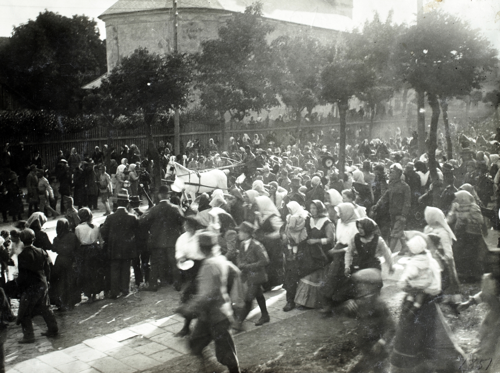 Hungary, Gyöngyös, IV. Károly király, Zita királyné és gróf Tisza István miniszterelnök látogatása a városban, az 1917. május 21-i tűzvész után két nappal. Kossuth Lajos utca a Koháry út felé nézve, háttérben a Szent Erzsébet-templom, a hintóban a királyi pár., 1917, Bogyó Virág, Fortepan #196122