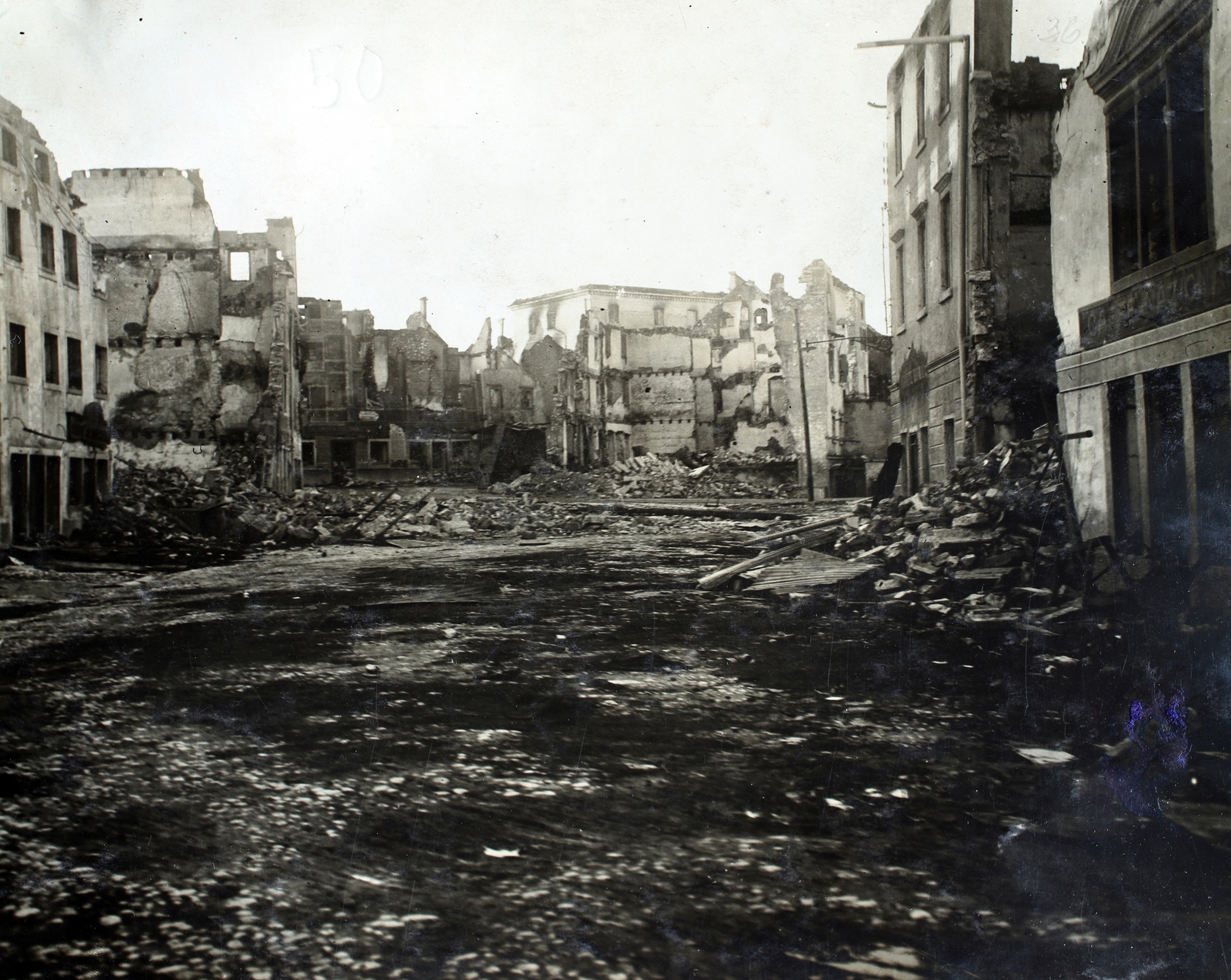 Italy, Asiago, a romba dőlt város utcája., 1916, Bogyó Virág, Fortepan #196124