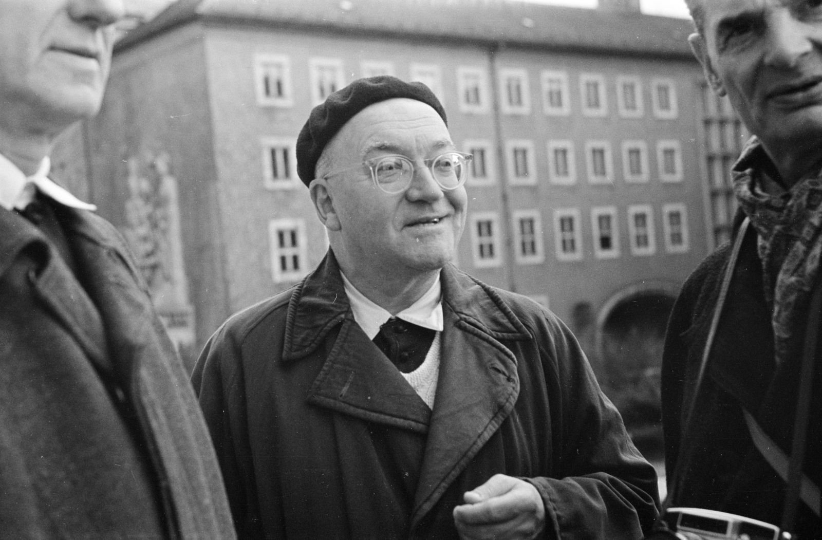 Hungary, Pannonhalma, Bencés Főapátság, háttérben a Bencés Gimnázium., 1967, Zofia Rydet, smile, Benedictines, Fortepan #196146