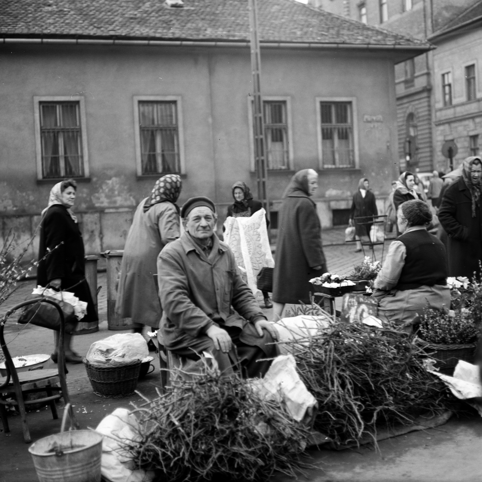 Magyarország, Budapest II., Fény utcai piac, virágárusok a Retek utcai oldalon. Jobbra a Dékán utca torkolata., 1967, Zofia Rydet, Budapest, Fortepan #196149