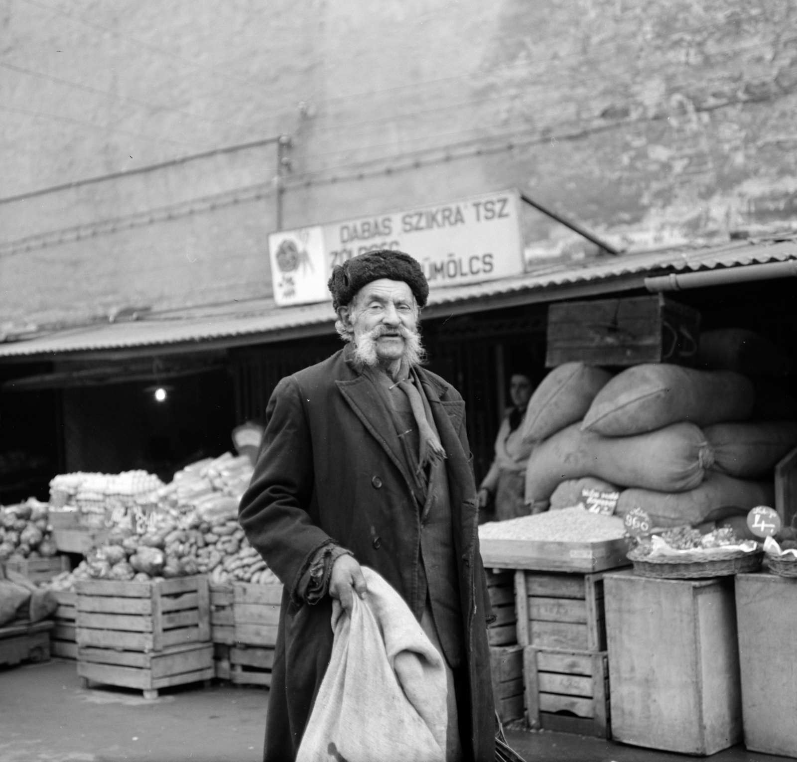 Magyarország, Budapest II., Fény utcai piac., 1967, Zofia Rydet, bajusz, sapka, Budapest, Fortepan #196150