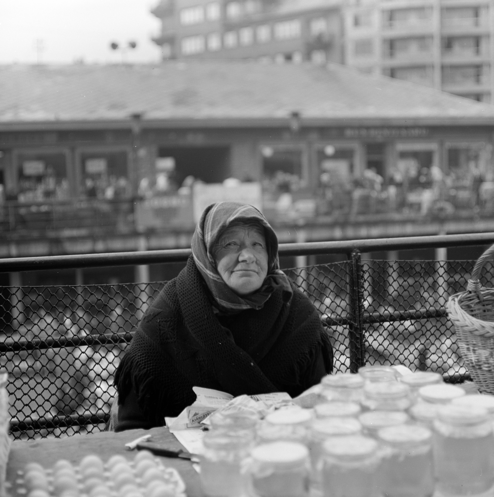 Hungary, Budapest II., Fény utcai piac., 1967, Zofia Rydet, market, woman, seller, Budapest, Fortepan #196151