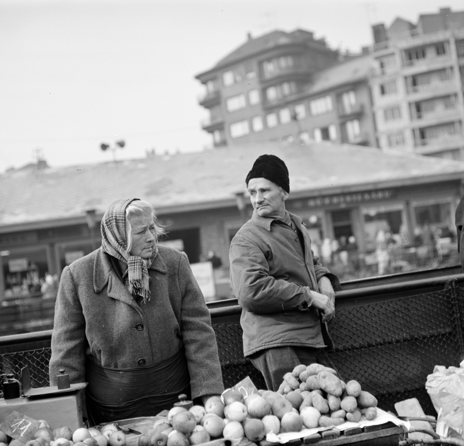 Hungary, Budapest II., Fény utcai piac., 1967, Zofia Rydet, market, seller, Budapest, Fortepan #196152